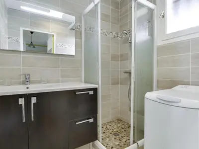 Salle de bains dans l'établissement Maison T3 avec jardin, terrasses, proche plage - calme - 6 pers, Biscarrosse - FR-1-521-68