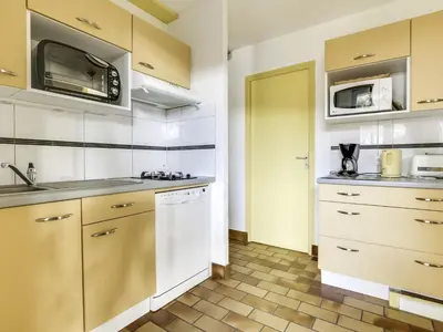 Cuisine ou kitchenette dans l'établissement Maison T3 avec jardin, terrasses, proche plage - calme - 6 pers, Biscarrosse - FR-1-521-68