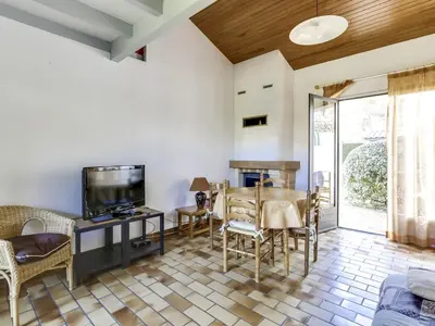 Télévision ou salle de divertissement dans l'établissement Maison T3 avec jardin, terrasses, proche plage - calme - 6 pers, Biscarrosse - FR-1-521-68