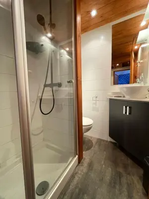 Salle de bains dans l'établissement Réf 263, Seignosse océan, Villa Patio classée 3 étoiles avec Wifi à 150m de la plage, en bordure de forêt avec place de parking et piscine commune