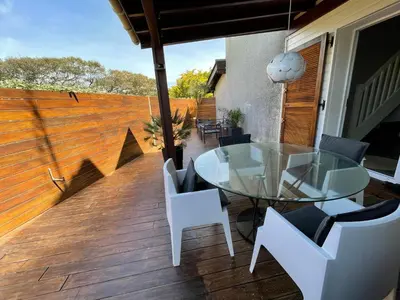 Balcon ou terrasse dans l'établissement Réf 263, Seignosse océan, Villa Patio classée 3 étoiles avec Wifi à 150m de la plage, en bordure de forêt avec place de parking et piscine commune