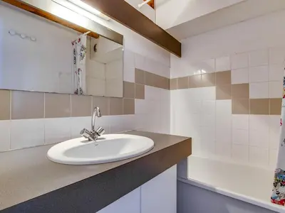 Salle de bains dans l'établissement Duplex à Biscarrosse Plage pour 4 pers., proche océan, balcon et équipements complets - FR-1-521-77