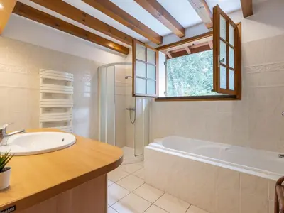 Salle de bains dans l'établissement Holiday Home Marguerite by Interhome