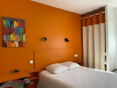 Un ou plusieurs lits dans un hébergement de l'établissement Logis Hôtel Le Clos Pité