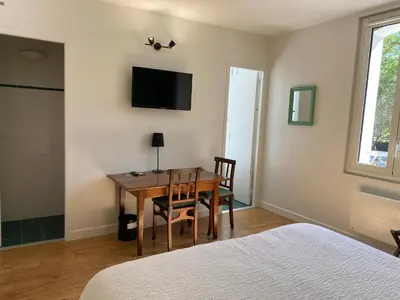 Télévision ou salle de divertissement dans l'établissement Logis Hôtel Le Clos Pité