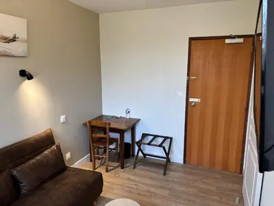 Télévision ou salle de divertissement dans l'établissement Logis Hôtel Le Clos Pité