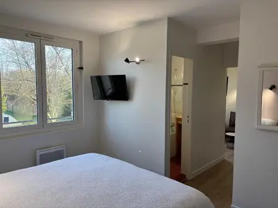Télévision ou salle de divertissement dans l'établissement Logis Hôtel Le Clos Pité