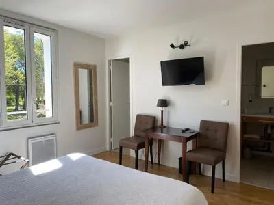 Télévision ou salle de divertissement dans l'établissement Logis Hôtel Le Clos Pité