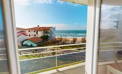 Vue générale sur la mer ou vue sur la mer prise depuis l'appartement