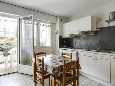 Cuisine ou kitchenette dans l'établissement Appartement T2 cabine à Biscarrosse-Plage, proche océan, 4 pers. - FR-1-521-84
