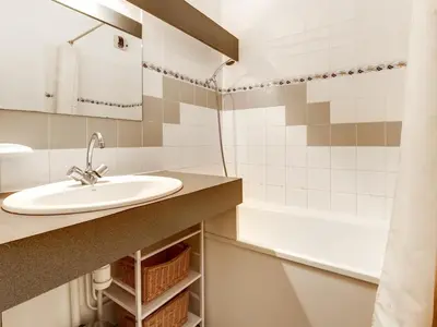Salle de bains dans l'établissement Appartement T2 cabine à Biscarrosse-Plage, proche océan, 4 pers. - FR-1-521-84