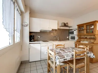 Cuisine ou kitchenette dans l'établissement Appartement T2 cabine à Biscarrosse-Plage, proche océan, 4 pers. - FR-1-521-84