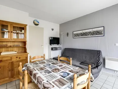 Télévision ou salle de divertissement dans l'établissement Appartement T2 cabine à Biscarrosse-Plage, proche océan, 4 pers. - FR-1-521-84