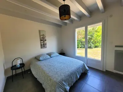Un ou plusieurs lits dans un hébergement de l'établissement DUNES - Villa Patio Avec Jardin - proche Plage de la Gravière