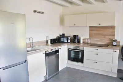 Cuisine ou kitchenette dans l'établissement DUNES - Villa Patio Avec Jardin - proche Plage de la Gravière
