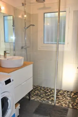 Salle de bains dans l'établissement DUNES - Villa Patio Avec Jardin - proche Plage de la Gravière
