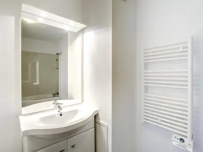 Salle de bains dans l'établissement Biscarrosse Plage - T2 avec Parking, Balcon et 4 Couchages - FR-1-521-92