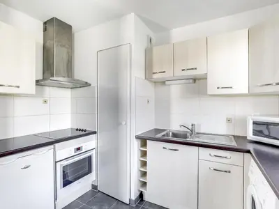 Cuisine ou kitchenette dans l'établissement Biscarrosse Plage - T2 avec Parking, Balcon et 4 Couchages - FR-1-521-92