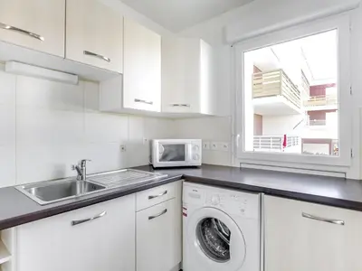Cuisine ou kitchenette dans l'établissement Biscarrosse Plage - T2 avec Parking, Balcon et 4 Couchages - FR-1-521-92