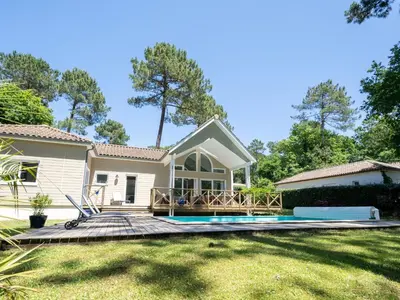 Piscine de l'établissement Villa à Biscarrosse avec piscine chauffée et jardin pour 6 personnes - FR-1-521-93 ou située à proximité