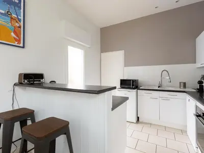 Cuisine ou kitchenette dans l'établissement Villa à Biscarrosse avec piscine chauffée et jardin pour 6 personnes - FR-1-521-93