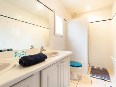 Salle de bains dans l'établissement Villa à Biscarrosse avec piscine chauffée et jardin pour 6 personnes - FR-1-521-93