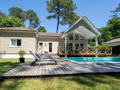 Piscine de l'établissement Villa à Biscarrosse avec piscine chauffée et jardin pour 6 personnes - FR-1-521-93 ou située à proximité