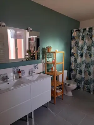 Salle de bains dans l'établissement Les Hirondelles