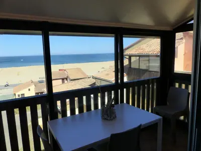 Vue générale sur la mer ou vue sur la mer prise depuis l'appartement