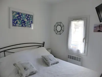 Un ou plusieurs lits dans un hébergement de l'établissement Appartement Pour 4 Personnes Avec Vue Sur Le Port De Plaisance- Residence Le Genois