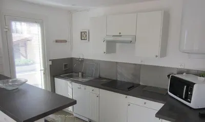 Cuisine ou kitchenette dans l'établissement Appartement Pour 4 Personnes Dans Villa Dans Le Vent