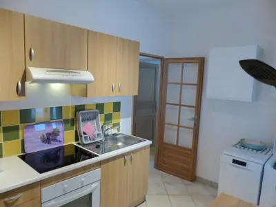 Cuisine ou kitchenette dans l'établissement Villa Mitoyenne Pour 4 Personnes Proche Centre-Ville D hossegor