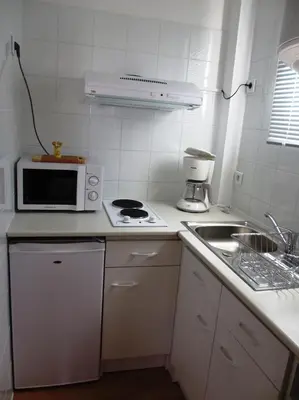 Cuisine ou kitchenette dans l'établissement Appartement Pour 4 Personnes Face A La Plage De La Graviere- Residence San Michele
