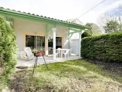 Jardin de l'établissement Maison cosy à Biscarrosse Lac pour 6 pers, proche plage, parking privé - FR-1-521-97