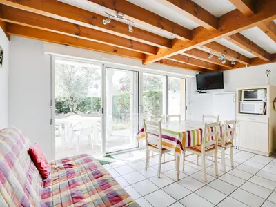 Télévision ou salle de divertissement dans l'établissement Maison cosy à Biscarrosse Lac pour 6 pers, proche plage, parking privé - FR-1-521-97