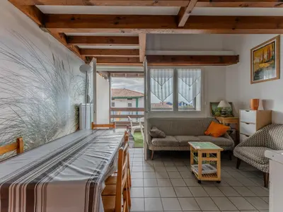 Coin salon dans l'établissement Spacieux Duplex 6 pers, à 300m de l'Océan, 2 Chambres, Balcon Sud - FR-1-521-99