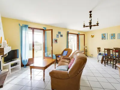 Télévision ou salle de divertissement dans l'établissement Maison plain-pied à Biscarrosse avec jardin clos, terrasse et parking pour 6 personnes - FR-1-521-105
