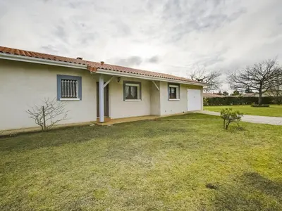 Jardin de l'établissement Maison plain-pied à Biscarrosse avec jardin clos, terrasse et parking pour 6 personnes - FR-1-521-105