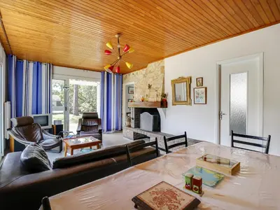 Coin salon dans l'établissement Maison 6 pers, jardin clos, proche plages et commerces - FR-1-521-45