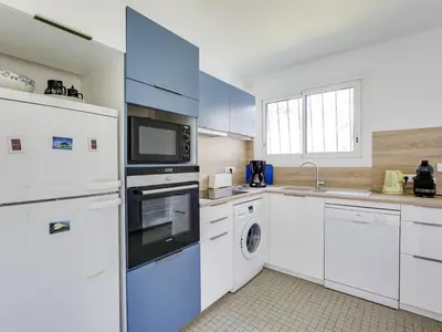 Cuisine ou kitchenette dans l'établissement Maison 6 pers, jardin clos, proche plages et commerces - FR-1-521-45