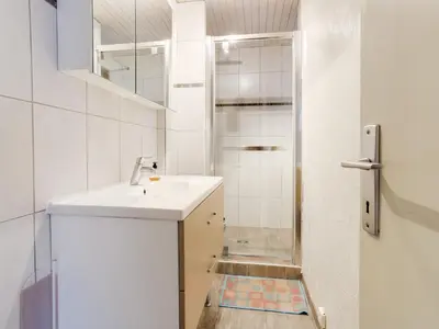 Salle de bains dans l'établissement Charmant Studio Mezzanine - Hyper Centre Biscarrosse-Plage, Proche Océan - FR-1-521-114