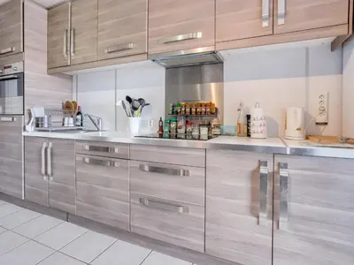Cuisine ou kitchenette dans l'établissement Charmant Studio Mezzanine - Hyper Centre Biscarrosse-Plage, Proche Océan - FR-1-521-114