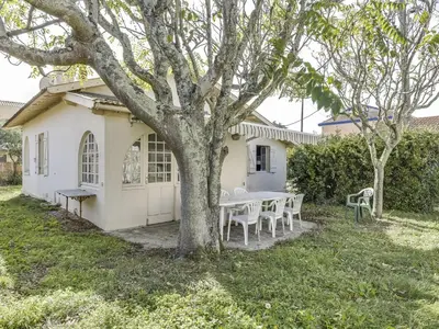 Jardin de l'établissement Maison de charme 3 ch. à 350m de la plage - jardin, BBQ, animaux admis, idéale pour 6 pers. - FR-1-521-111