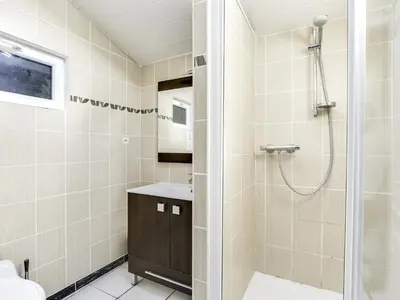 Salle de bains dans l'établissement Maison de charme 3 ch. à 350m de la plage - jardin, BBQ, animaux admis, idéale pour 6 pers. - FR-1-521-111