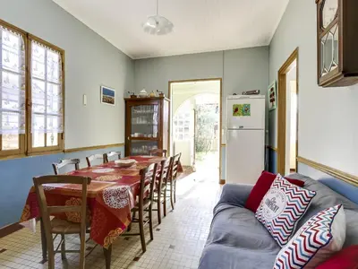 Cuisine ou kitchenette dans l'établissement Maison de charme 3 ch. à 350m de la plage - jardin, BBQ, animaux admis, idéale pour 6 pers. - FR-1-521-111