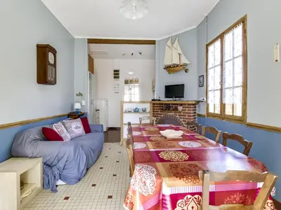Coin salon dans l'établissement Maison de charme 3 ch. à 350m de la plage - jardin, BBQ, animaux admis, idéale pour 6 pers. - FR-1-521-111