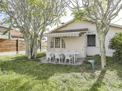 Jardin de l'établissement Maison de charme 3 ch. à 350m de la plage - jardin, BBQ, animaux admis, idéale pour 6 pers. - FR-1-521-111