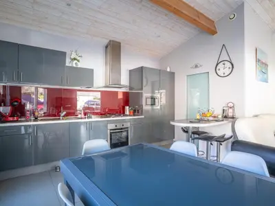 Cuisine ou kitchenette dans l'établissement Maison contemporaine à Biscarrosse Lac - 6 pers, proche lac, jardin, quartier calme, avec WIFI - FR-1-521-112