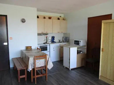 Cuisine ou kitchenette dans l'établissement Studio alcôve près de la plage avec aperçu mer pour 4 personnes - FR-1-521-118