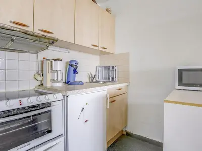 Cuisine ou kitchenette dans l'établissement Studio alcôve près de la plage avec aperçu mer pour 4 personnes - FR-1-521-118